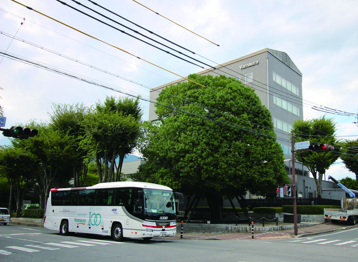 京王高速ラッピング広告バス運行開始！