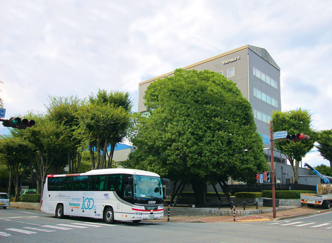 京王高速バス創業100年記念ラッピング広告